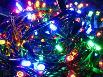 500 LED lučk s spominskim krmilnikom, zelena žica, multicolor