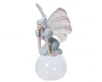Figura vila viseča sedeča na krogli 15 cm, Kaem.