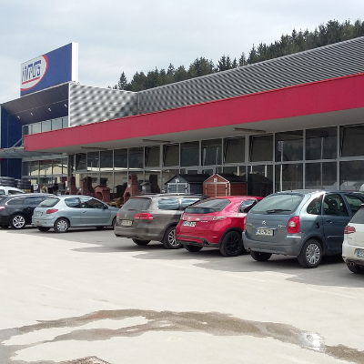   ODDAMO:   Prevalje: V najem ponujamo trgovske lokale v v
